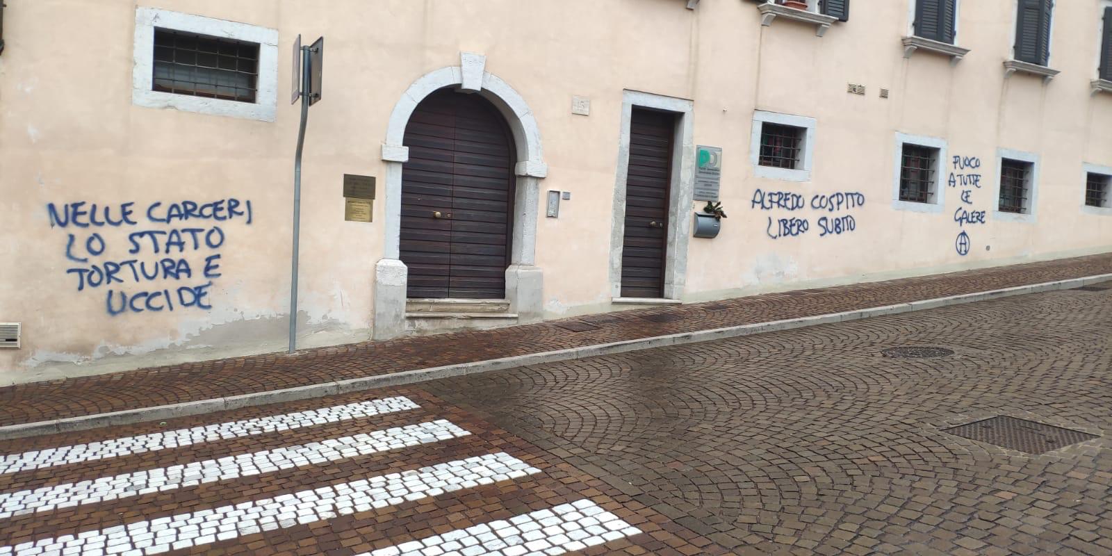 Anarchici imbrattano la sede Pd di Gorizia, frasi con vernice spray